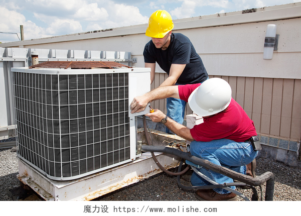 两个工人致力于在屋顶修空调机组工业空调维修